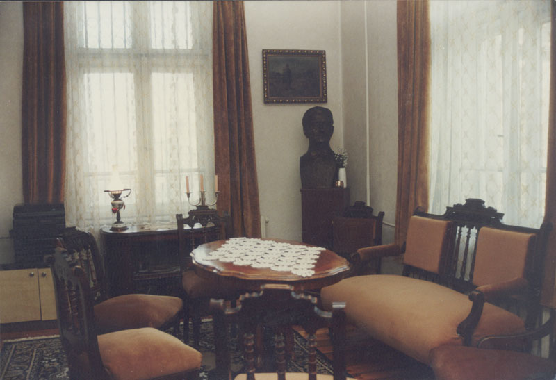 В дома на д-р Елмазов автентичността на мебелите и обстановката са напълно запазени