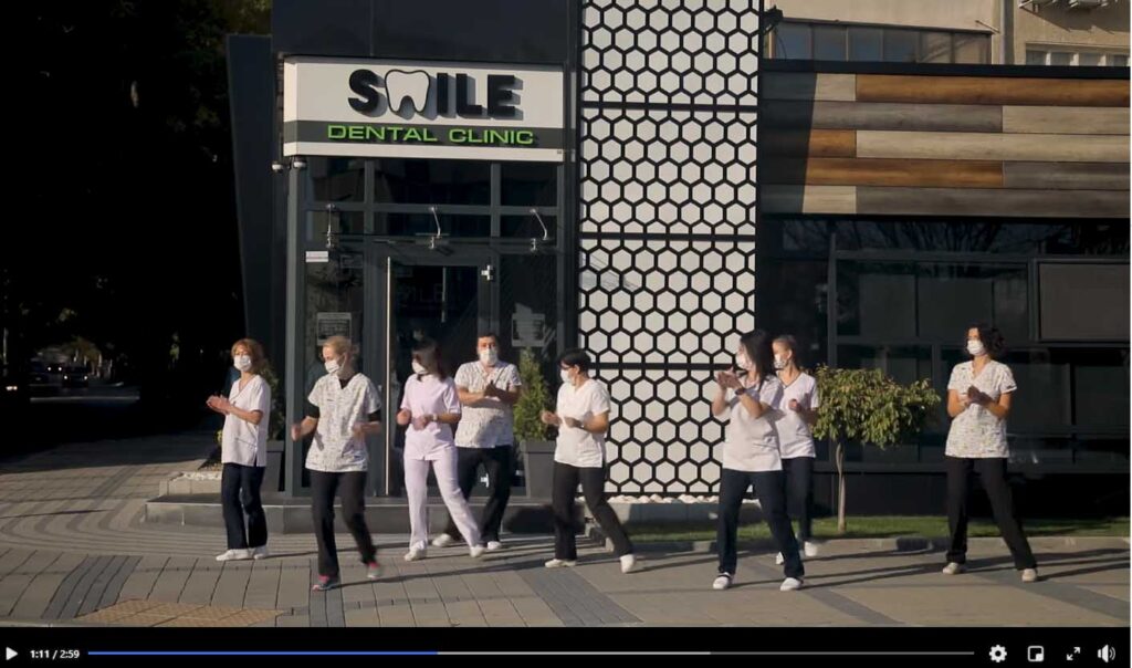 танц на песента Jerusalema от дентална клиника Smile