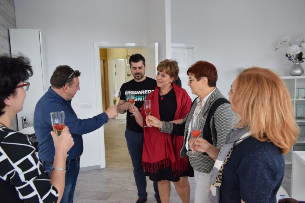 Д-р Венета Павлова, новият председател на АДМБ, посрещна членовете на УС с чаша шампанско