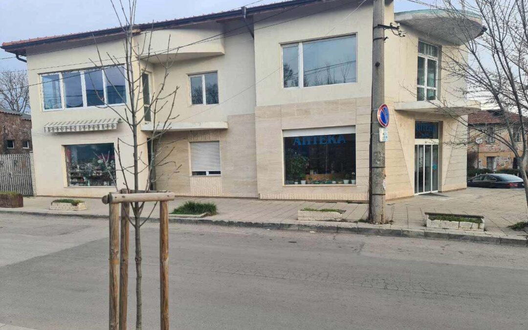 Обява: Отдава се под наем първи етаж от сграда в София с аптека и 4 лекарски, дентални кабинети