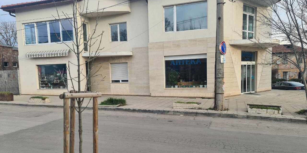 Обява: Отдава се под наем първи етаж от сграда в София с аптека и 4 лекарски, дентални кабинети